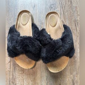 Aerie Black Fuzzy Slippers